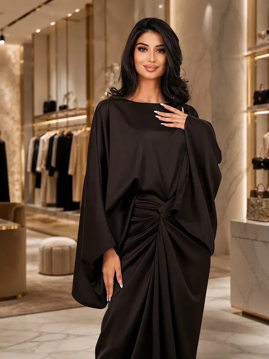 Модель RICH HOLY в чёрном атласном костюме в бутике